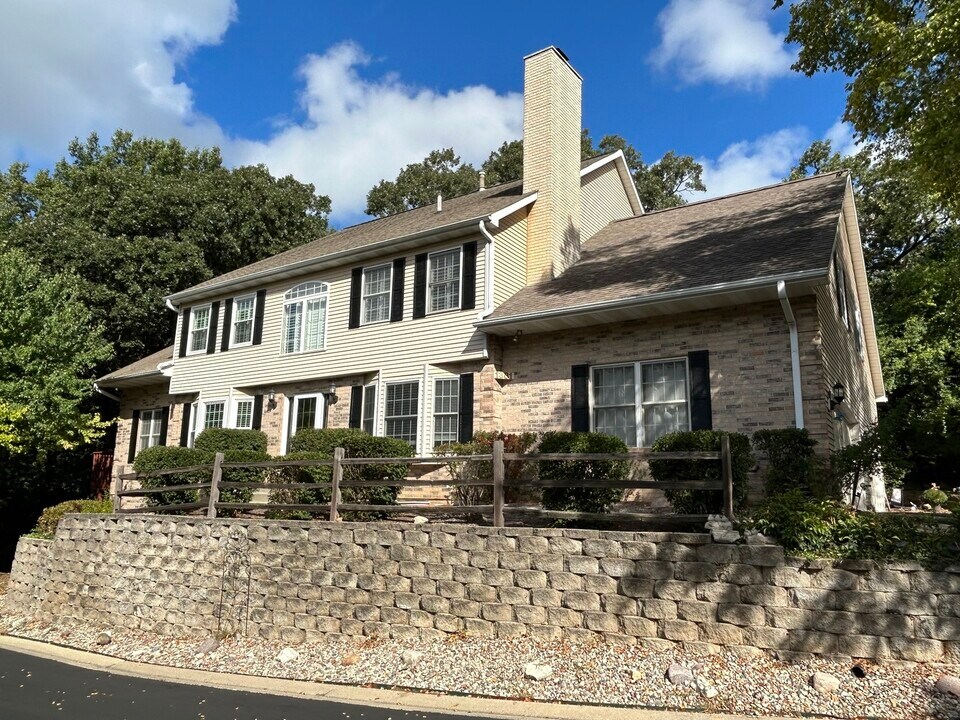 1381 Laurel Oaks Dr in Streamwood, IL - Foto de edificio