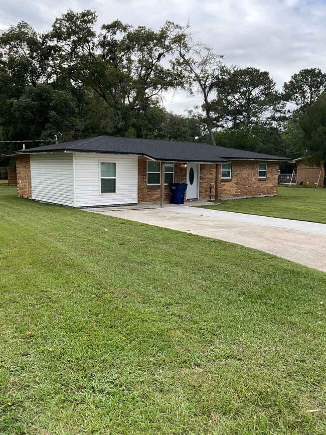 property at 512 Quail Ln