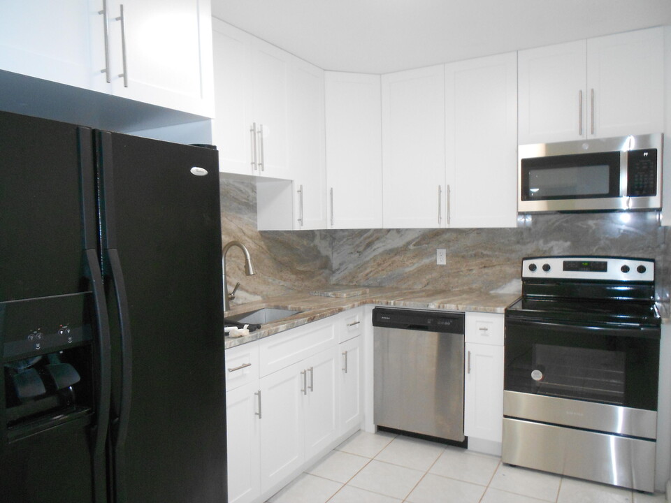 10084 S 40th Dr in Boynton Beach, FL - Building Photo