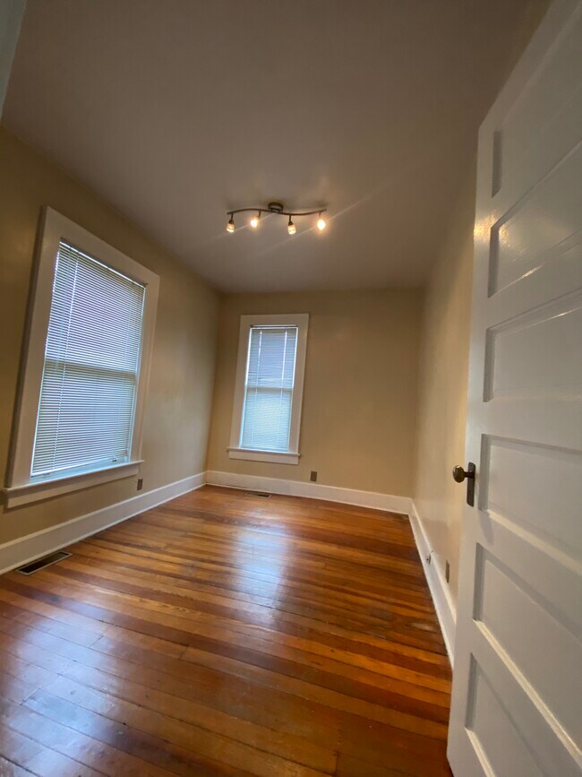 616 SE 3rd St, Unit 2 in Evansville, IN - Building Photo - Building Photo