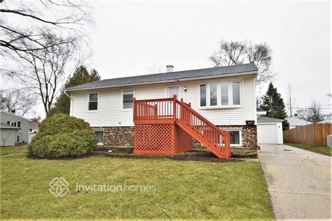 337 E Fullerton Ave in Glendale Heights, IL - Building Photo