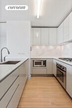 322 W 57th St in New York, NY - Building Photo - Building Photo