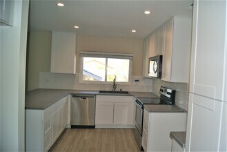 1064 La Reina Dr in San Marcos, CA - Building Photo - Building Photo
