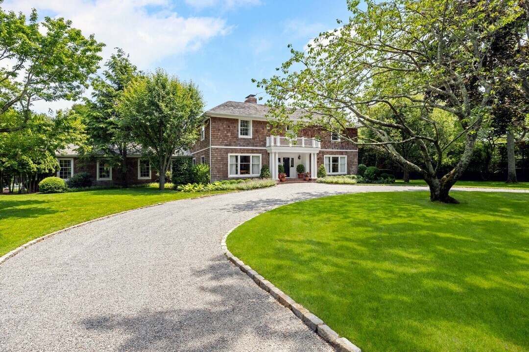 154 Captains Neck Ln in Southampton, NY - Building Photo