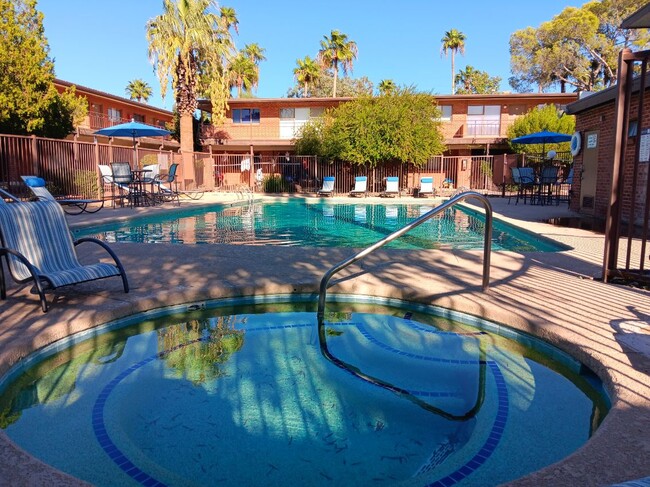 Country Club Apartments in Tucson, AZ - Building Photo - Building Photo