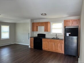 142 Patchogue Ave in Mastic, NY - Building Photo - Building Photo