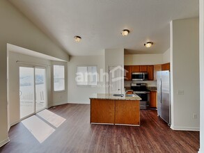 8073 S Madison Nan Dr in West Jordan, UT - Building Photo - Building Photo