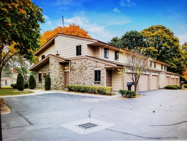 401 Cheviot Chase, Unit #1 in Waukesha, WI - Building Photo - Building Photo