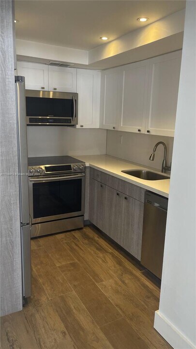 1440 Brickell Bay Dr, Unit 805 in Miami, FL - Foto de edificio