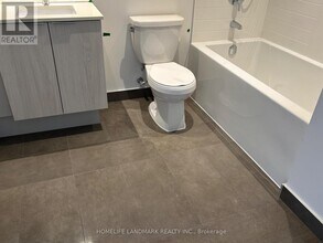 448 Burnhamthorpe Rd W in Mississauga, ON - Building Photo - Building Photo