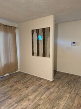 409 Quailridge Rd-Unit -Unit B in Bakersfield, CA - Foto de edificio - Building Photo