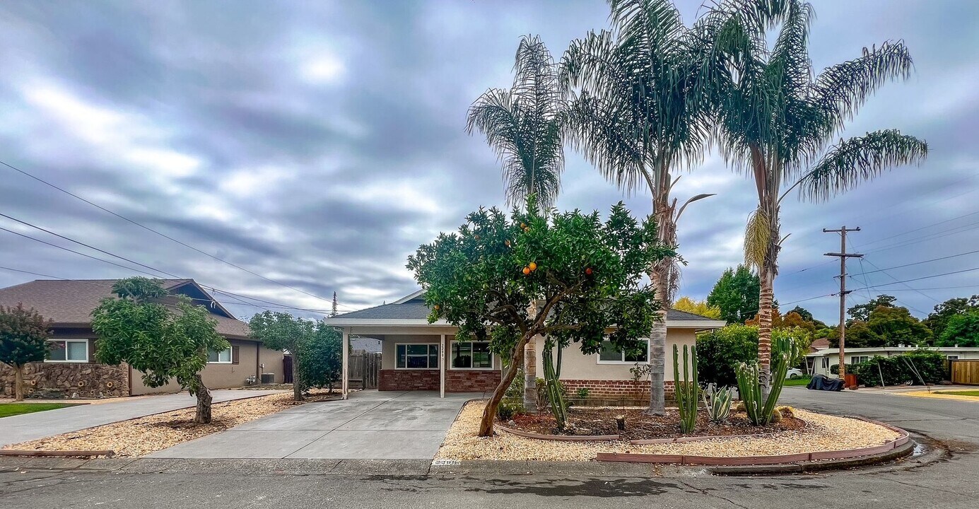 2299 Alberta Dr in Napa, CA - Building Photo