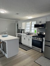 3449 W Parkway St in Groves, TX - Foto de edificio - Building Photo