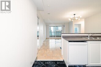 7 Lorraine Dr in Toronto, ON - Building Photo - Building Photo