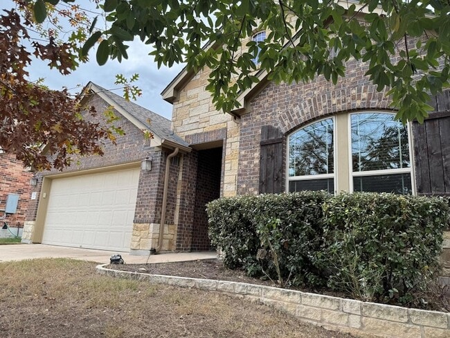 13704 Camp Comfort Ln in Austin, TX - Foto de edificio - Building Photo
