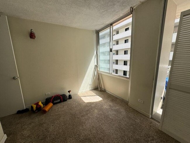 2415 Ala Wai Blvd in Honolulu, HI - Building Photo - Building Photo