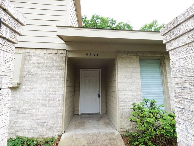 5231 Beechnut St in Houston, TX - Foto de edificio - Building Photo