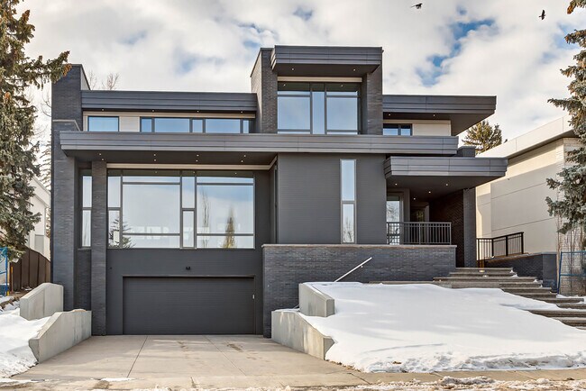 4212 Britannia Dr SW in Calgary, AB - Building Photo - Building Photo