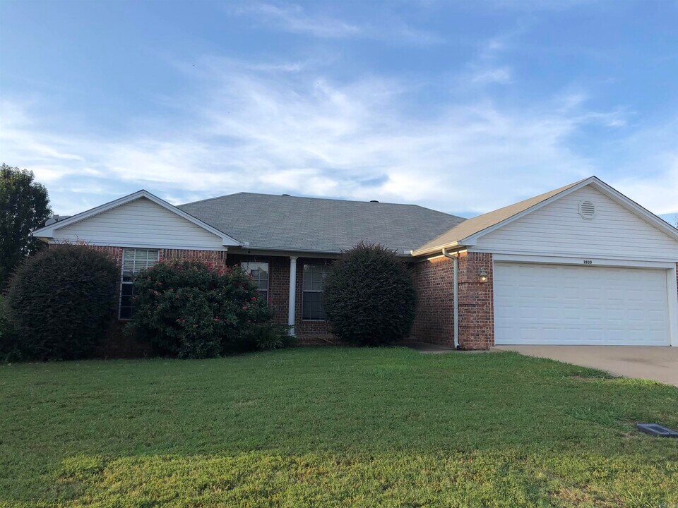 2830 York Ln in Conway, AR - Building Photo