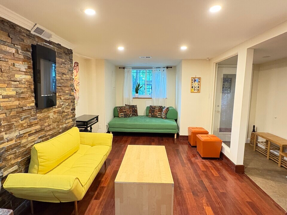 1229 Girard St NW, Unit Lower in Washington, DC - Foto de edificio