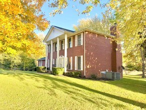 1402 E Rhett Butler Rd in Clarksville, TN - Building Photo - Building Photo