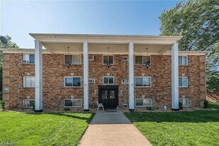 676 S Shore Ct in Vermilion, OH - Building Photo