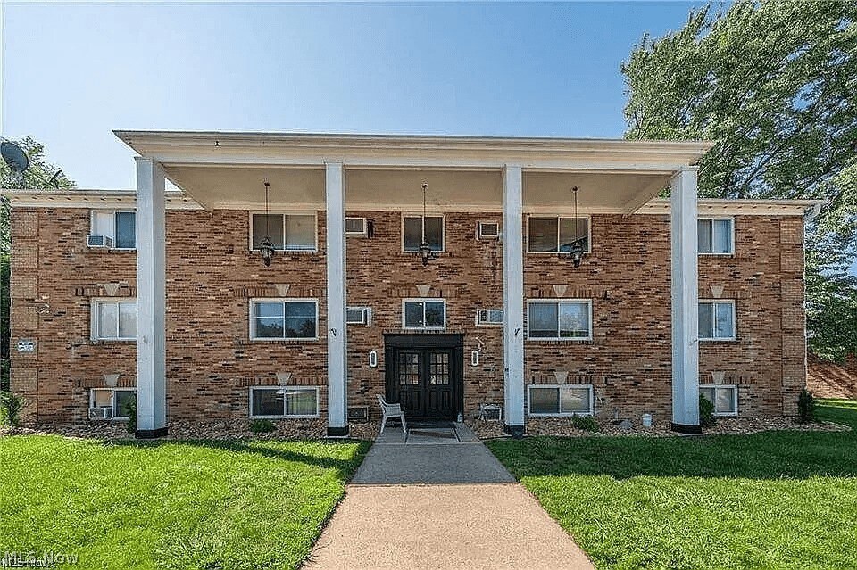 676 S Shore Ct in Vermilion, OH - Building Photo