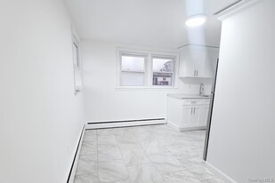 308 40th St in Lindenhurst, NY - Building Photo