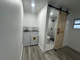 915 NW 46th St in Miami, FL - Building Photo