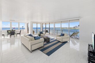 1 Grove Isle Dr in Miami, FL - Foto de edificio - Building Photo
