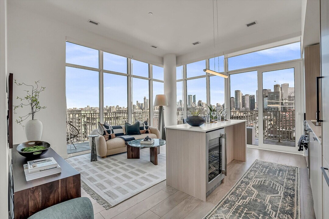 88 Bathurst St in Toronto, ON - Building Photo