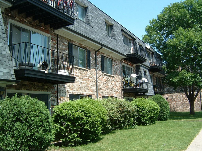 Mansard Lane Apartments in Mount Prospect, IL - Building Photo - Building Photo