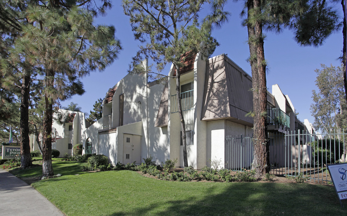 Teton Pines Apartments in Escondido, CA - Building Photo