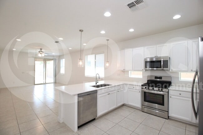 16396 W Questa Dr in Surprise, AZ - Building Photo - Building Photo