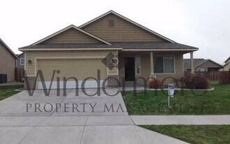 2108 S Quillan St in Kennewick, WA - Building Photo