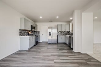 5750 Roehampton Ct in Houston, TX - Building Photo - Building Photo