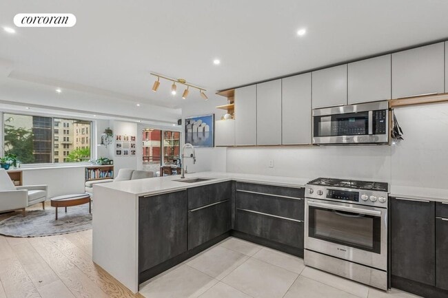 275 W 96th St in New York, NY - Building Photo - Building Photo