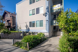 2610 Regent St. in Berkeley, CA - Foto de edificio - Building Photo