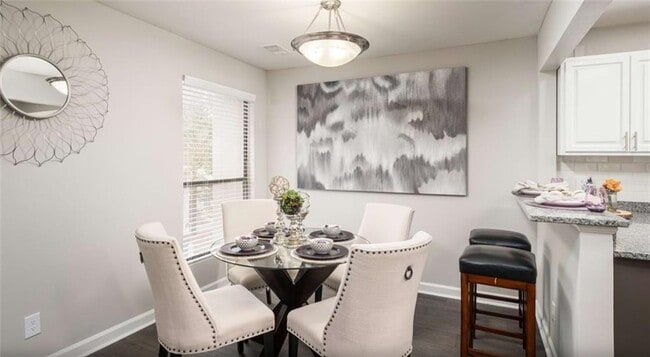 7100 Roswell Rd in Atlanta, GA - Foto de edificio - Building Photo