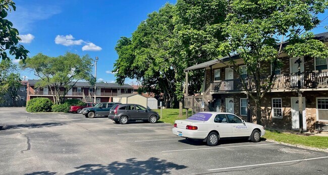Savannah Terrace Apartments in Louisville, KY - Foto de edificio - Building Photo