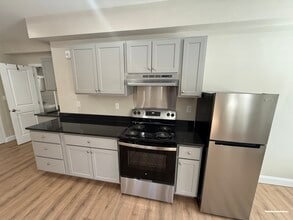 1050 Hancock St, Unit 11 in Quincy, MA - Foto de edificio - Building Photo