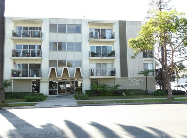 2500 E 2nd St, Unit 303 in Long Beach, CA - Building Photo - Building Photo