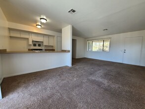 31975 Yucaipa Blvd in Yucaipa, CA - Foto de edificio - Building Photo