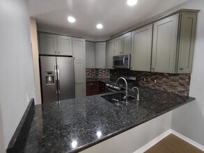 5585 Woodruff Shore Dr in Brighton, MI - Building Photo - Building Photo