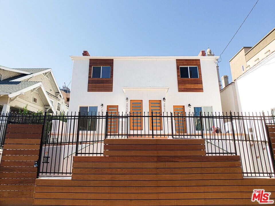 2951 Francis Ave in Los Angeles, CA - Building Photo