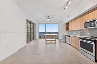 2150 N Bayshore Dr, Unit 0501 in Miami, FL - Building Photo - Building Photo
