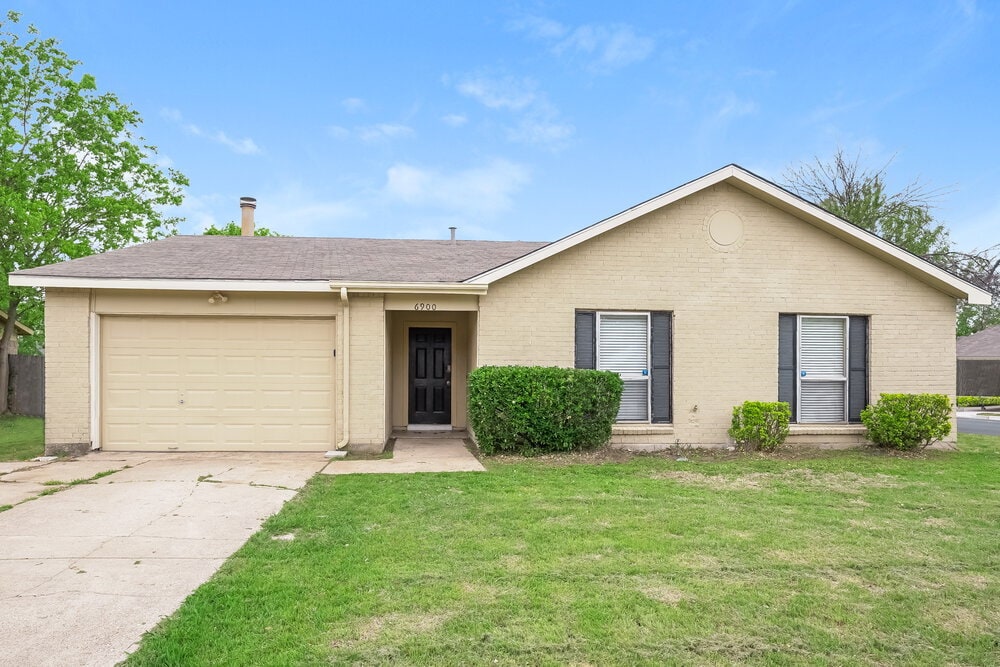 6900 Chapman Dr in North Richland Hills, TX - Building Photo