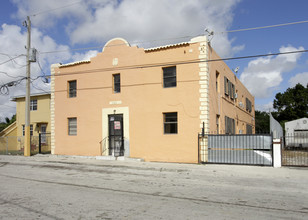 245 NW 32nd St in Miami, FL - Building Photo - Building Photo