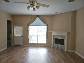 1103 E Hampton Dr in Pearland, TX - Building Photo - Building Photo