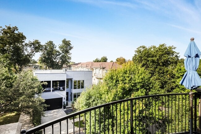 3818 Holland Ave, Unit 304 in Dallas, TX - Foto de edificio - Building Photo